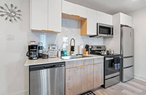 Peak's Suburban Addition Apartment | Amazing 1-bedroom apartment with WiFi Sleeps 6