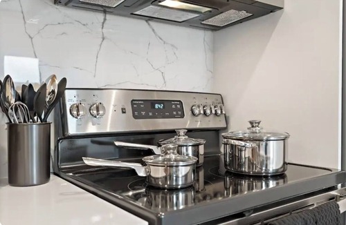 Peak's Suburban Addition Apartment | Amazing 1-bedroom apartment with WiFi Sleeps 6