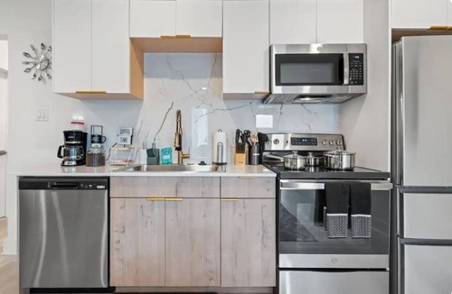 Peak's Suburban Addition Apartment | Amazing 1-bedroom apartment with WiFi Sleeps 6