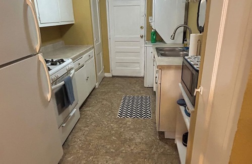 Woodlawn Lake House | Amazing 1-bedroom townhome with AC in San Antonio