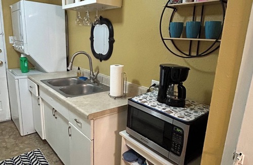 Woodlawn Lake House | Amazing 1-bedroom townhome with AC in San Antonio