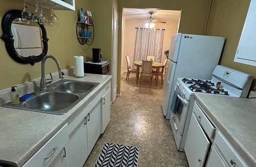 Woodlawn Lake House | Amazing 1-bedroom townhome with AC in San Antonio