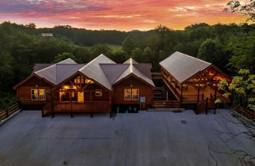 Sevierville House | Amazing 16 bedroom Sleeps 40 plus with two units side by side