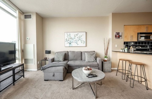 Niagara Apartment | Amazing 1BR Condo - Stunning View - Parking!