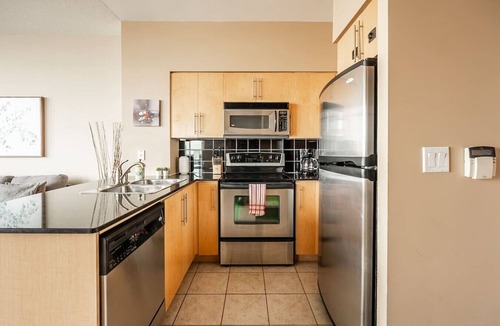 Niagara Apartment | Amazing 1BR Condo - Stunning View - Parking!