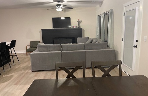 Greenwich House | Amazing 3-bedroom townhome with AC in Wichita