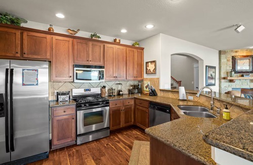Leander House | Amazing 4 bdrm Home in Hollows-Stunning Lake Views