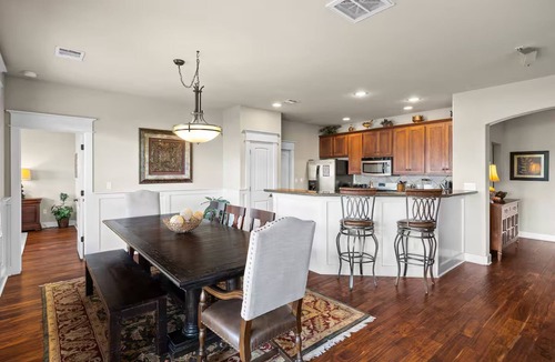 Leander House | Amazing 4 bdrm Home in Hollows-Stunning Lake Views