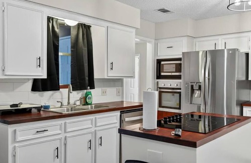 Sugar Land House | Amazing 4-bedroom, 3-bathroom house with tons of amenities in Sugar Land.
