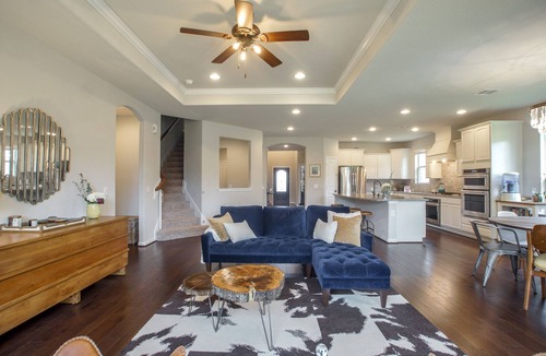 Tomball House | AMAZING 4 BR home w NEW pool & sunken fire pit!