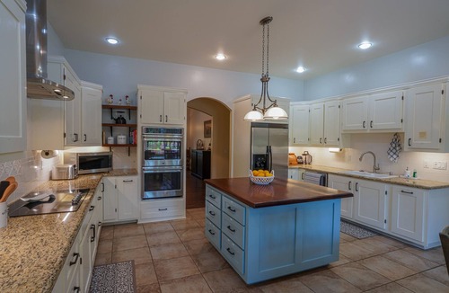 Lakeside Cabin | AMAZING 4300 SQ FEET RETREAT ON 4.5 ACRES WITH AC! SLEEPS 16 PETS WELCOME!