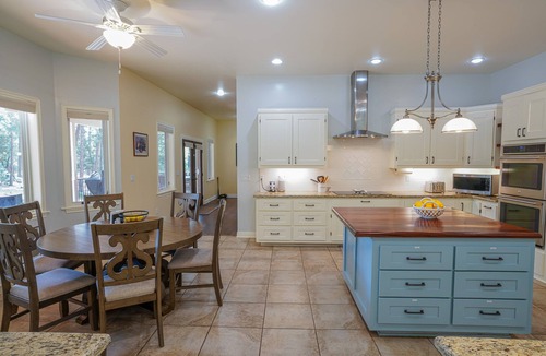 Lakeside Cabin | AMAZING 4300 SQ FEET RETREAT ON 4.5 ACRES WITH AC! SLEEPS 16 PETS WELCOME!