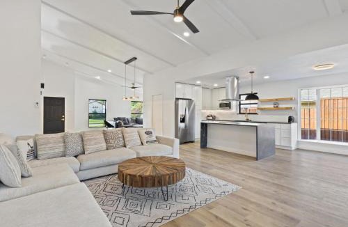 Cowley House | Amazing 4Br 2Ba Single-story Home with Pool