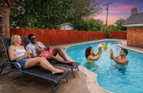 Texas City House | Amazing 4BR 2BA Winter Home with Pool & Game-Movie Room