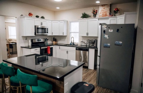 South Hyde Park House | Amazing 6 bdrm Downtown KC/Near Plaza/UMKC