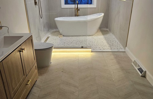 Reading House | Amazing 6 bedroom home featuring a wraparound deck & private pool