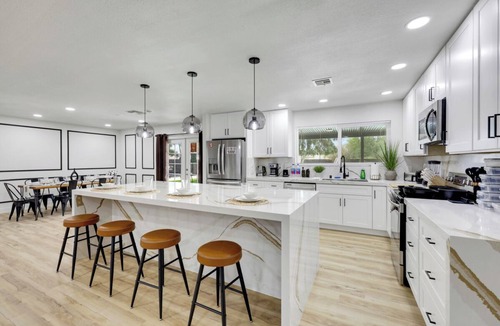 Paradise Villa | Amazing! 6BR 3BT huge yard & pool stay with style!