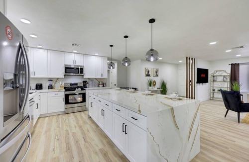 Paradise Villa | Amazing! 6BR 3BT huge yard & pool stay with style!