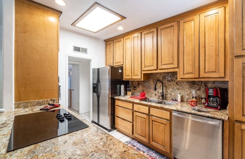 Biggs Field House | Amazing and inviting hm with 6brm, 4bath, 2kitchens, private pool in quiet area