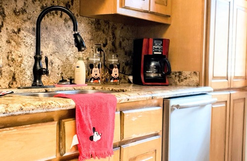 Biggs Field House | Amazing and inviting hm with 6brm, 4bath, 2kitchens, private pool in quiet area