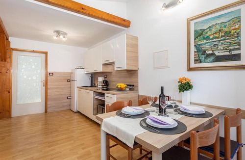 Sarsoni Apartment | Amazing apartment in Drazice with WiFi