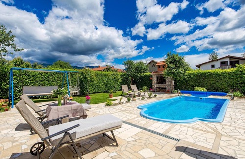 Sarsoni Apartment | Amazing apartment in Drazice with WiFi