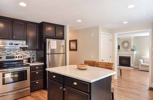 Dennis House | Amazing Backyard, Spacious, Dog Friendly!