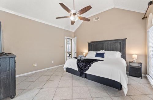 Clear Lake Villa | Amazing Bay Villa Near NASA with Pool & Pool Table