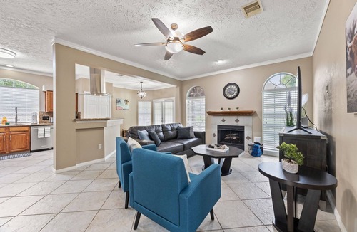 Clear Lake House | Amazing Bay Villa Near NASA with Pool & Pool Table
