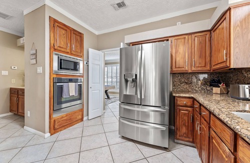 Clear Lake House | Amazing Bay Villa Near NASA with Pool & Pool Table