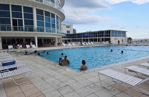 Mid Beach Apartment | AMAZING BCHFRNT UNIT WITH POOL,TIKKI BAR, FREE PARKNG, WI-Fi, GYM & TENNIS COURT