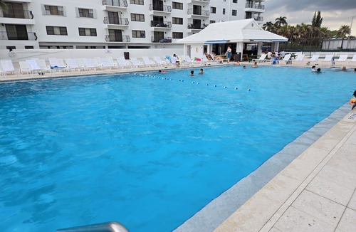 Mid Beach Apartment | AMAZING BCHFRNT UNIT WITH POOL,TIKKI BAR, FREE PARKNG, WI-Fi, GYM & TENNIS COURT
