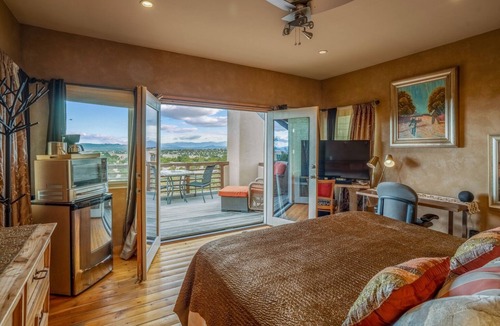 West Alameda House | Amazing Casa between Meow Wolf and Plaza!
