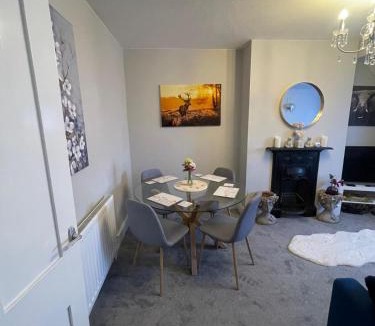 Windsor Villa | Amazing Central Windsor Flat Contractors welcome