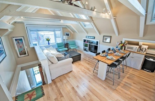 Commercial Street Condo | ⭐️⭐️⭐️⭐️ Amazing Condo ~ Water Views/Beach Access/PARKING on site