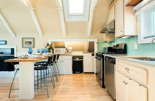 Commercial Street Condo | ⭐️⭐️⭐️⭐️ Amazing Condo ~ Water Views/Beach Access/PARKING on site
