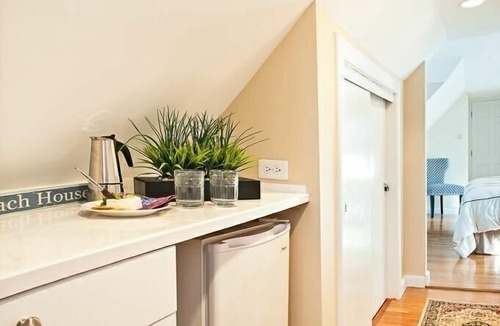 Commercial Street Condo | ⭐️⭐️⭐️⭐️ Amazing Condo ~ Water Views/Beach Access/PARKING on site