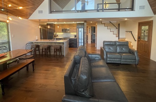 Whispering Hills House | Amazing Cottage in Pittsburg!