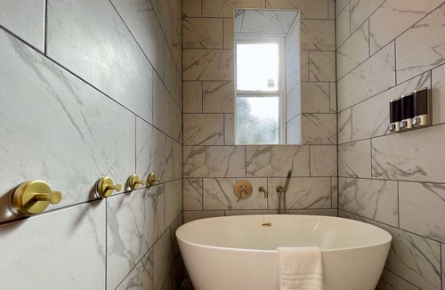 East Garfield Park Apartment | Amazing Cozy First Floor Condo in Chicago, Illinois