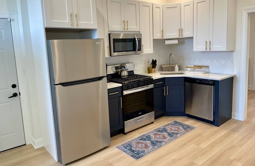 East Garfield Park Apartment | Amazing Cozy First Floor Condo in Chicago, Illinois
