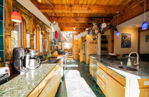 Black Hawk House | Amazing, custom artistic home, hot tub, dreamy mnt. views! June 1-8 available!