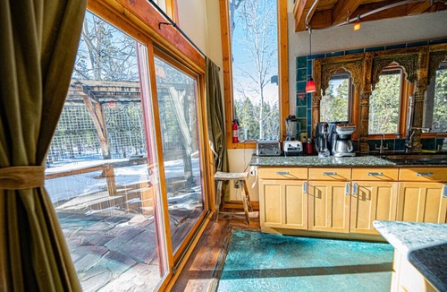 Black Hawk House | Amazing, custom artistic home, hot tub, dreamy mnt. views! June 1-8 available!