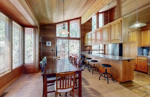 Lake Forest House | Amazing Dollar Point Retreat