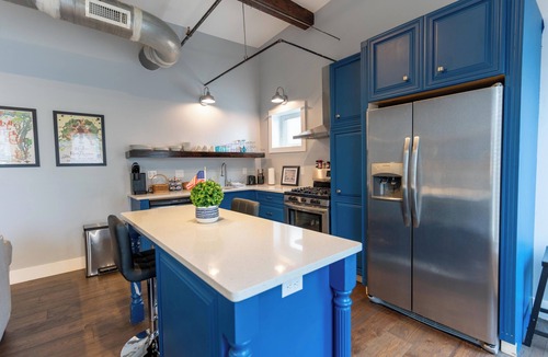 Bristol Apartment | Amazing Downtown Loft! 2BR/2BA Bristol TN Walk right onto State St!