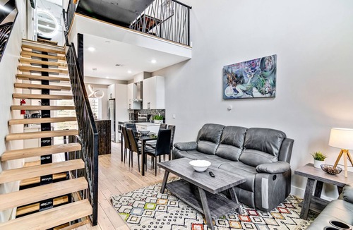 Devil's Pocket House | Amazing Duplex w/2x Roofdeck - 8BR/6BR