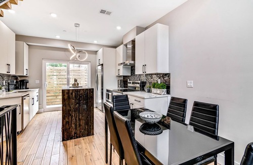 Devil's Pocket House | Amazing Duplex w/2x Roofdeck - 8BR/6BR