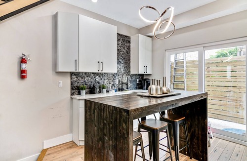 Devil's Pocket House | Amazing Duplex w/2x Roofdeck - 8BR/6BR
