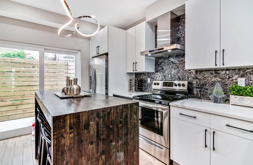 Devil's Pocket House | Amazing Duplex w/2x Roofdeck - 8BR/6BR