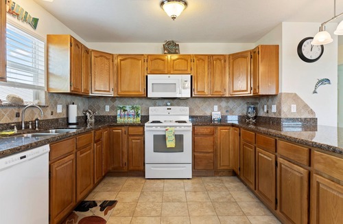 Cedar Lane House | Amazing Fishing on Caney Creek w/Pool!