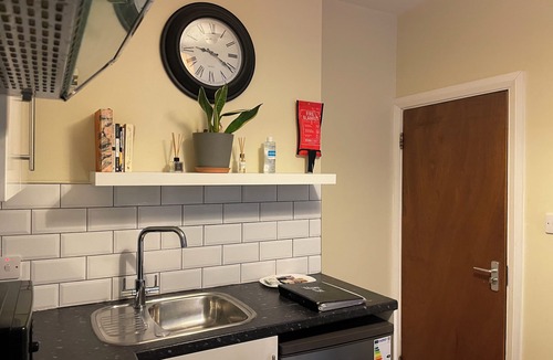 Highams Park Apartment | Amazing Garden Studio No.1